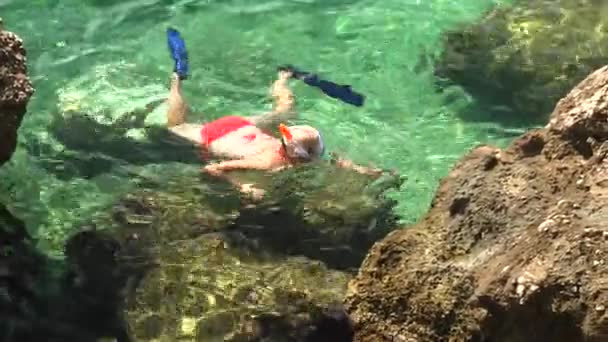 Vrouw in Punta Rata aan het water in Kroatië — Stockvideo