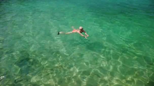 Kapielisko Sali sahilinde yüzen bir kadın. — Stok video