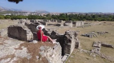 Salona 'nın Roma Şehir Harabelerindeki Kadın