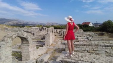 Salona 'daki turist kadın Roma Amfitiyatrosu