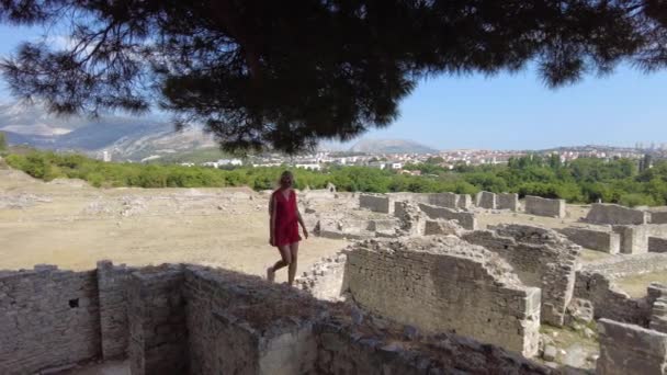 Femme touristique à Salona Ancienne ville romaine — Video
