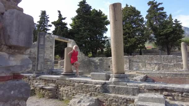 Femme touristique aux ruines de la basilique de Salona — Video