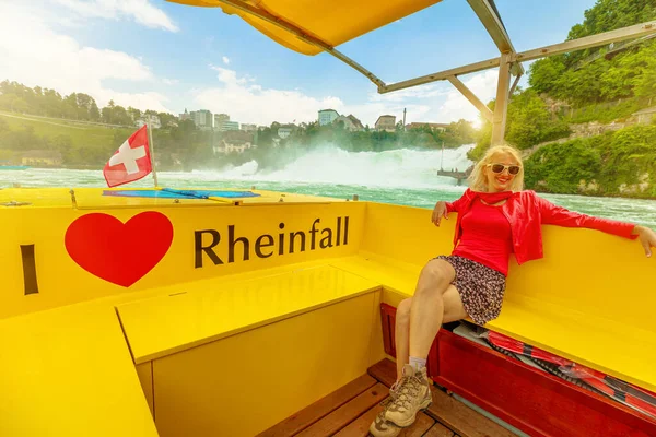 Mujer en el barco a la cascada de Rhine Falls — Foto de Stock