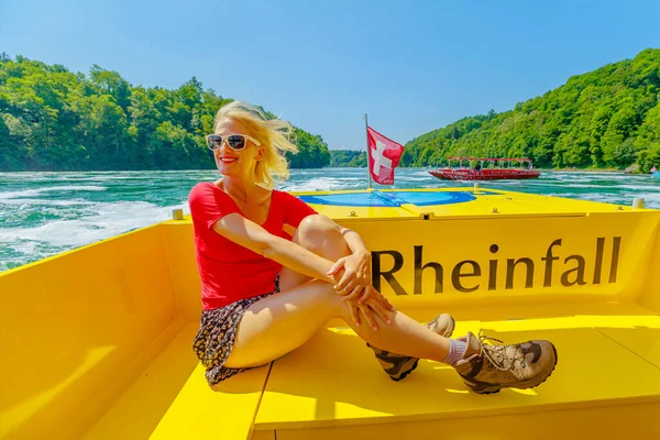Женщина на лодке до водопада Рейн Фоллс — стоковое фото