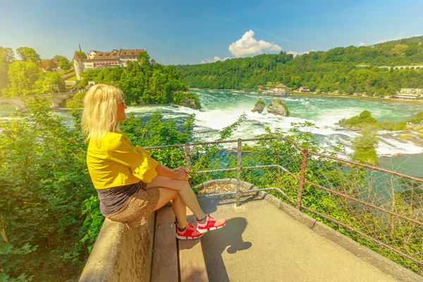 Mujer sobre las cataratas del Rin vista aérea — Foto de Stock