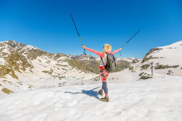 Woman with trekking poles sunset — Stock Photo, Image