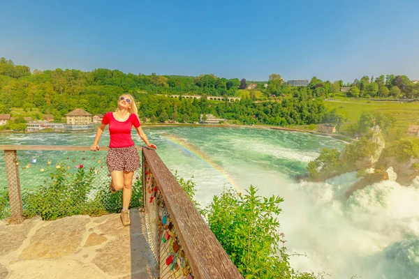 Rijnwatervallen met Zwitserse vlag — Stockfoto