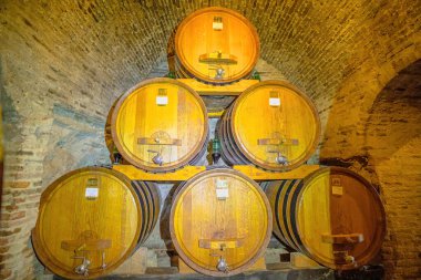 Şarap fıçıları dolusu Montepulciano şaraphanesi.