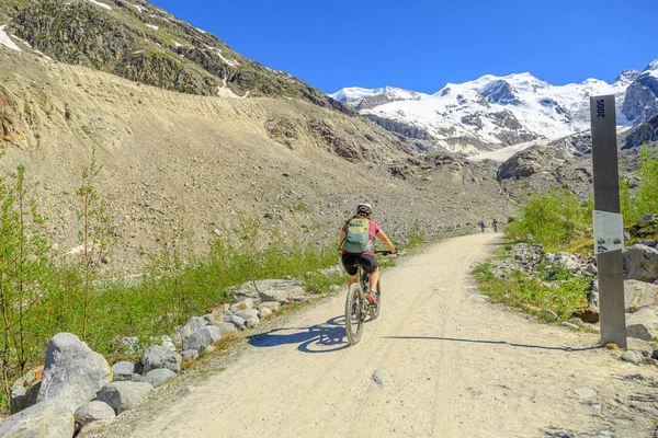 Mountain bike to Morteratsch glacier — Stock Photo, Image