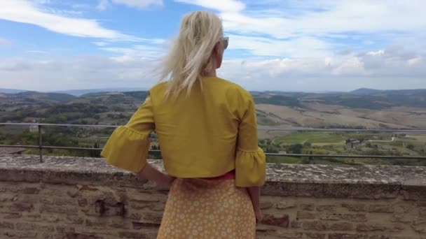 Turist i Montepulciano i Italien — Stockvideo