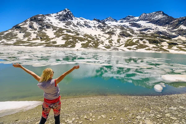 Woman on Swiss White lake trekking — Stock Photo, Image