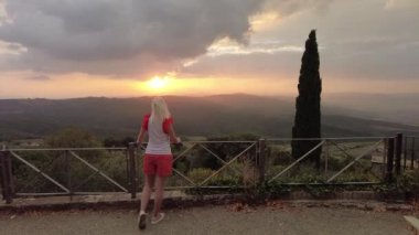 İtalya 'da Montalcino' nun teraslı üzüm bağları