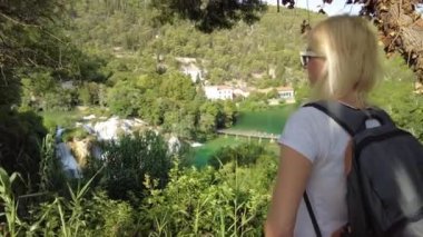 Skradinski Buk şelalesini gösteren kadın