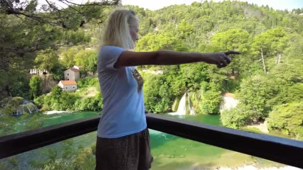 Женщина у водопада Скрадински Бук — стоковое видео