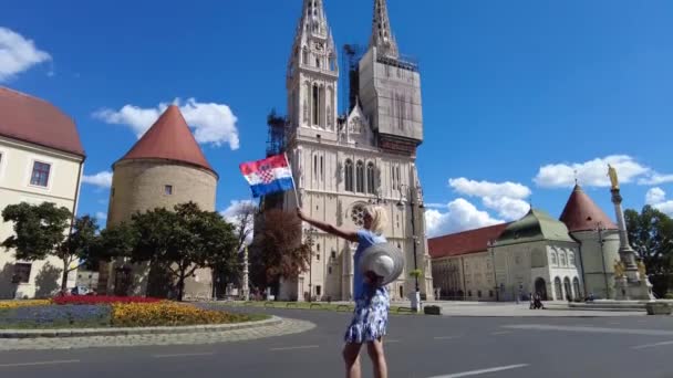 Bandeira croata na Catedral de Zagreb — Vídeo de Stock
