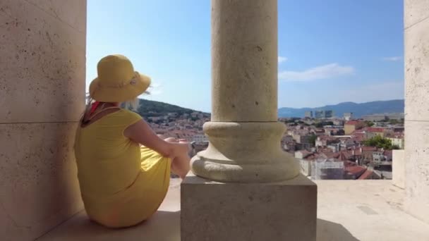 Hırvatistan 'ın Bölünmüş Şehir Manzarası' ndan Kadın — Stok video