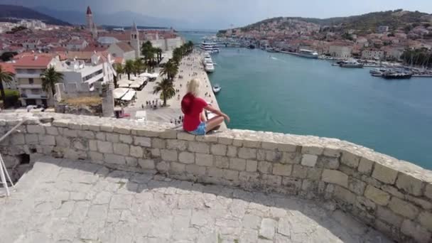 Mujer en Trogir ciudad de Croacia — Vídeos de Stock