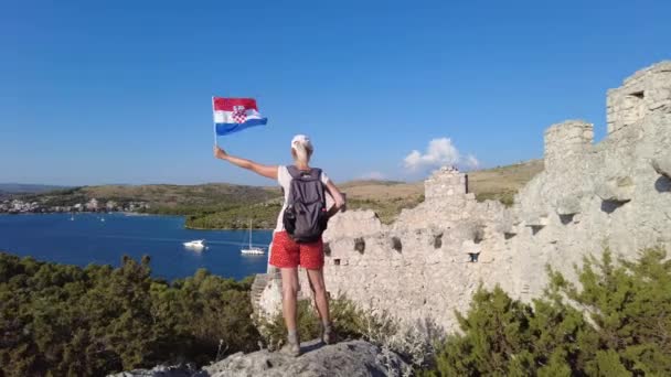 Ragazza con bandiera croata sul muro di Ostrica — Video Stock