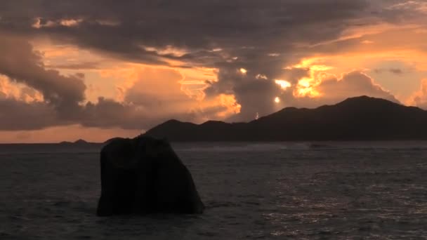 Anse Source dArgent atardecer — Vídeo de stock