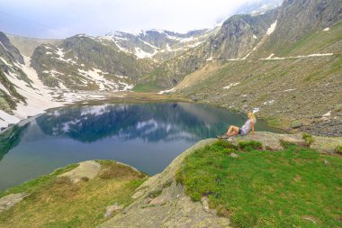 Lago Bianco Gölü 'nün yanındaki turist kız.