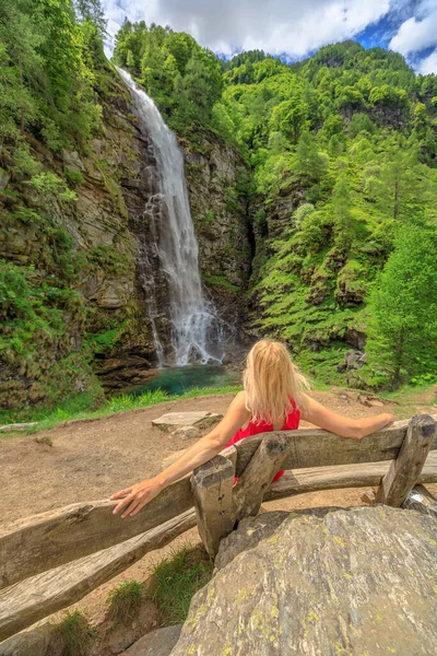 Woman at Froda waterfall — Stock Photo, Image