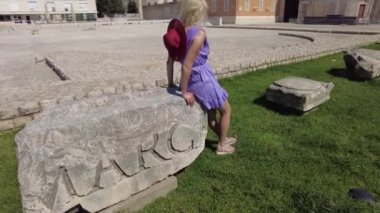 Zadar 'daki kadın Antik Roma Forumunda