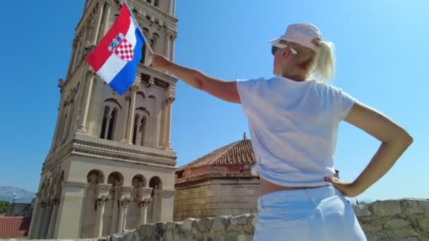 크로아티아 의기를 단 여자 — 비디오