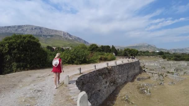 Mujer turística en Salona Antigua ciudad romana — Vídeos de Stock