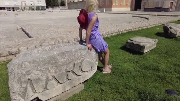 Lady in Zadar Ancient Roman Forum — Stockvideo