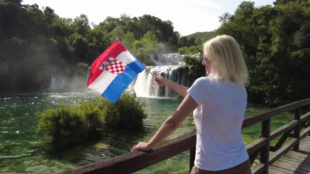 Kroatisk flagga vid vattenfallet Skradinski Buk — Stockvideo