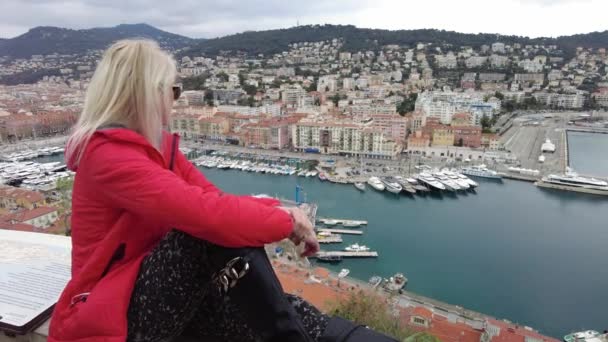 Mujer por Nice Port horizonte de linfia — Vídeos de Stock