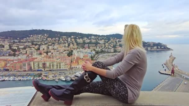 Жінка на панорамі Ніцци. — стокове відео