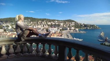 Nice Panoraması 'ndaki kadın.