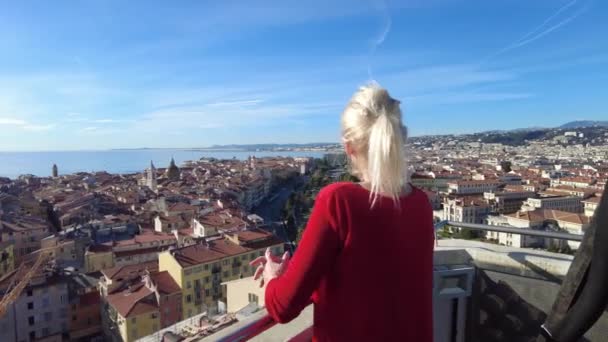 Kvinna av Nice från panoramautsikt klocktorn — Stockvideo