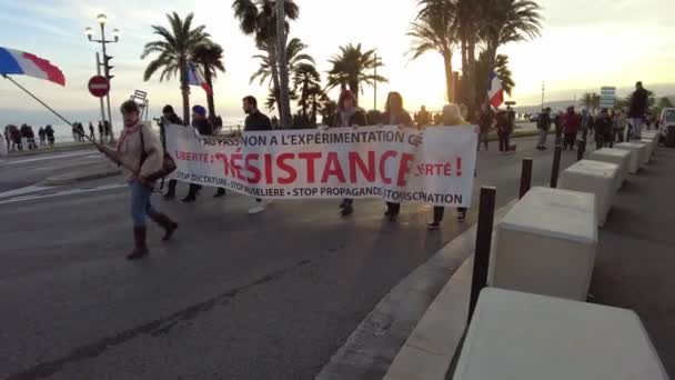 Protesto de pessoas antivacinais na cidade de Nice — Vídeo de Stock