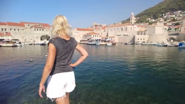 Mujer en el viejo puerto medieval en Croacia — Vídeo de stock