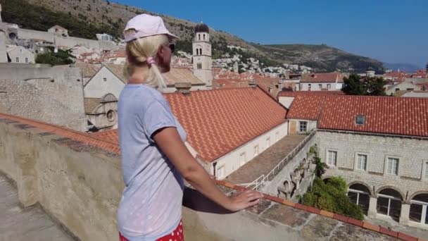 Dubrovnik klokkentoren van het Franciscaner klooster — Stockvideo