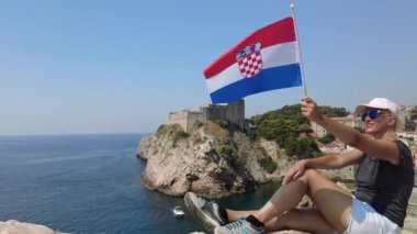 Hırvat Bayrağı Düşüren Kız Hareketi