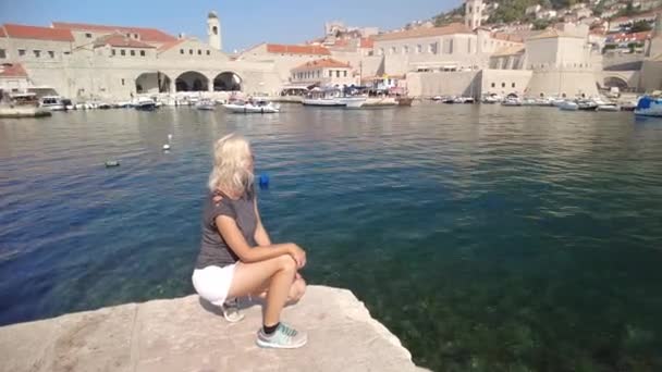 Donna nel vecchio porto medievale in Croazia — Video Stock