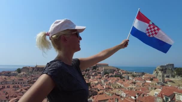 Donna con bandiera croata sui muri di Dubrovnik — Video Stock