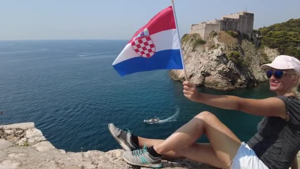 Chica con bandera croata Movimiento lento — Vídeo de stock