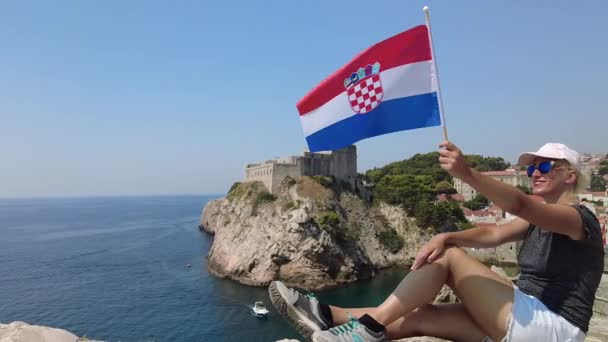 Chica con bandera croata Movimiento lento — Vídeo de stock