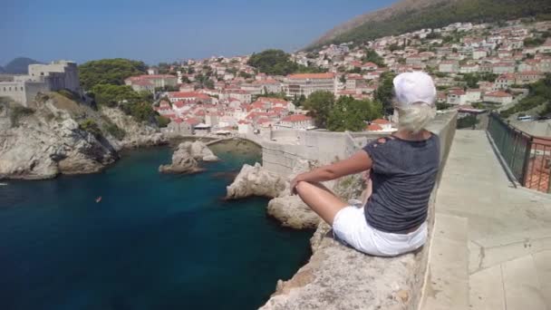 Vrouw op de top van Dubrovnik stad Kroatië — Stockvideo