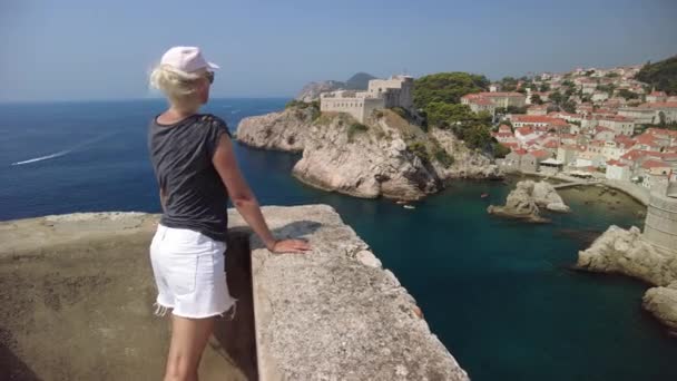 Hırvatistan 'ın Dubrovnik şehrinin tepesinde bir kadın — Stok video
