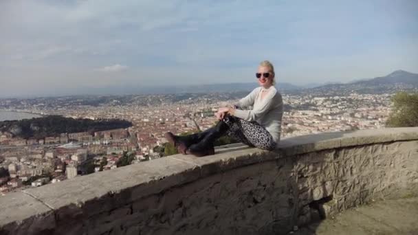 Mont Boron Güzellik Panoraması 'ndaki kadın. — Stok video