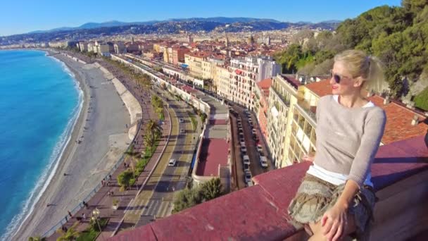 Fille par Nice ville skyline — Video