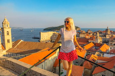 Dubrovnik 'te gün batımında bir kadın