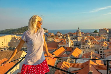Dubrovnik hava manzaralı bir kadın.
