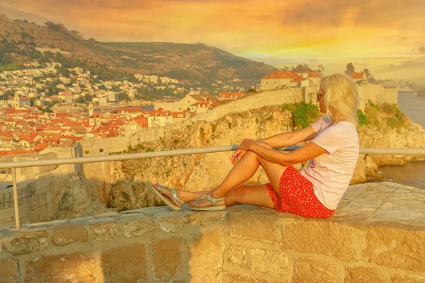 Mujer en la cima de la ciudad de Dubrovnik de Croacia — Foto de Stock