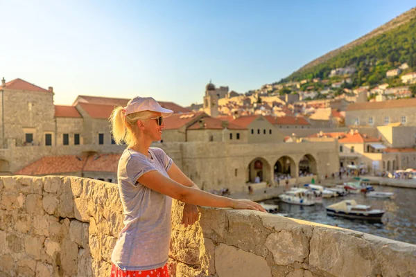 크로아티아의 고대 항구에 사는 여자 — 스톡 사진